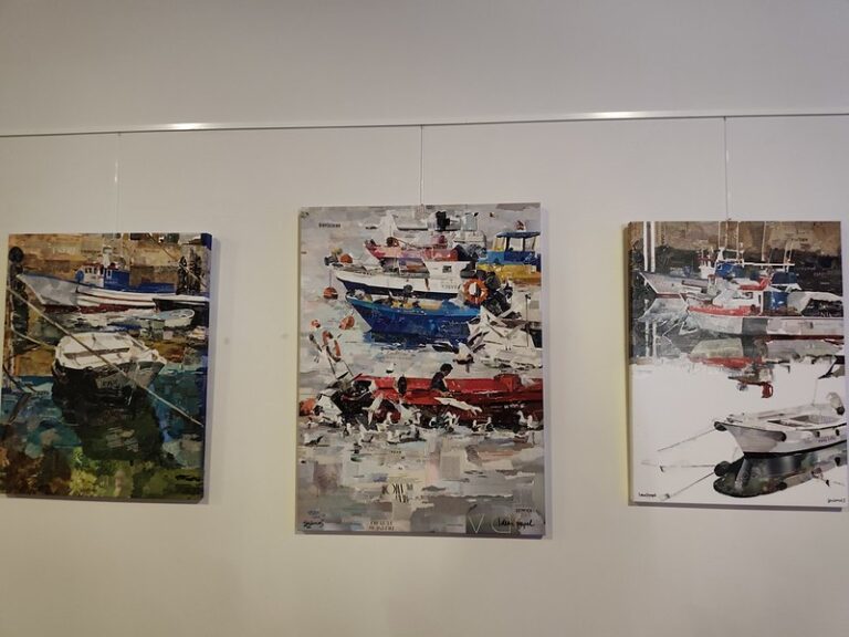 Obras de IdeasDpapel instaladas en la Sala Al-Artis en 2026